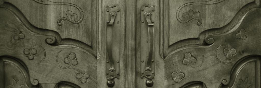 Puerta de entrada al bufete Villalobos en Reyes Católicos 22